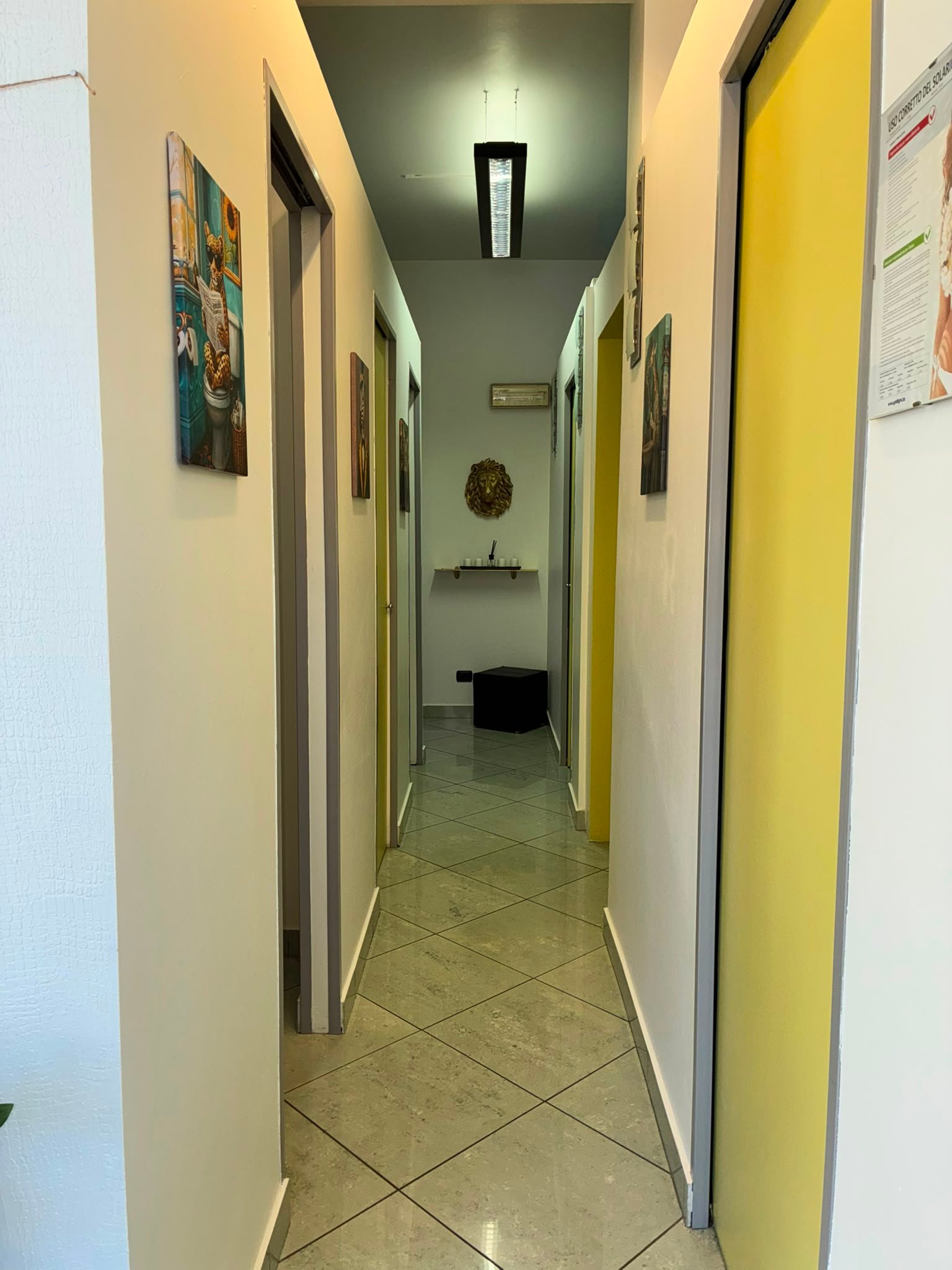 Il corridoio che porta alle cabine del centro